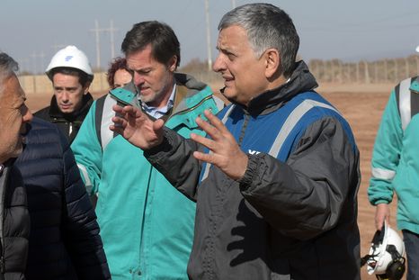 Horacio Marín, presidente y CEO de YPF, recorrió junto al gobernador Alfredo Cornejo el parque solar El Quemado. Horacio Marín, presidente y CEO de YPF, recorrió junto al gobernador Alfredo Cornejo el parque solar El Quemado.