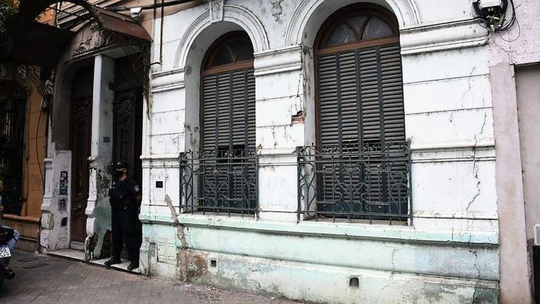 La joven vivía sola y el ingreso al cuarto no estaba forzado