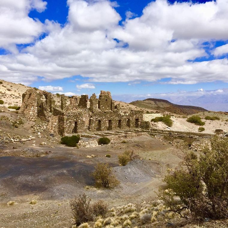 Ruinas de Paramillos en Las Heras. Uno de los atractivos turísticos que tiene la provincia de Mendoza. Foto: @minasdeparamillos en Instagram.