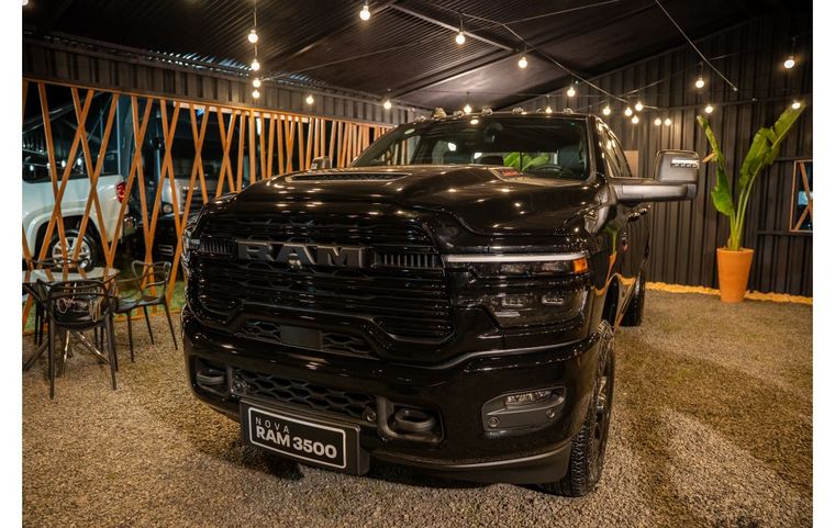 La RAM 3500 tiene un motor Cummins Turbodiésel de 6.7 litros y 6 cilindros en línea de alto rendimiento, que genera 436 HP y un impresionante torque de 1458 Nm.