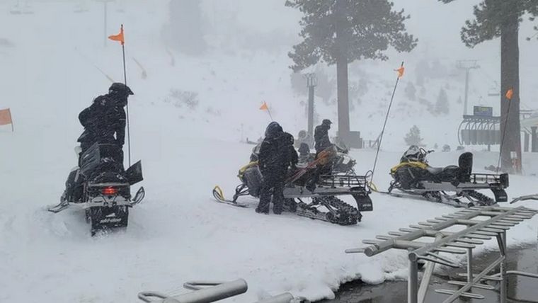 Al menos ocho esquiadores murieron y uno permanece desaparecido luego de una avalancha registrada el martes en la Sierra Nevada, al norte del estado de California, según
