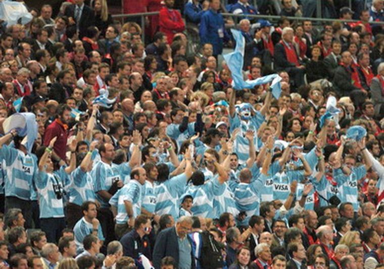 Unos 2 mil argentinos alentaron durante todo el partido. Fueron clave. Foto: efe