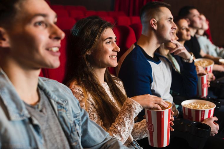 Esta es la explicación científica por la cual es casi un ritual comer mientras vemos una película en el cine Foto: freepik