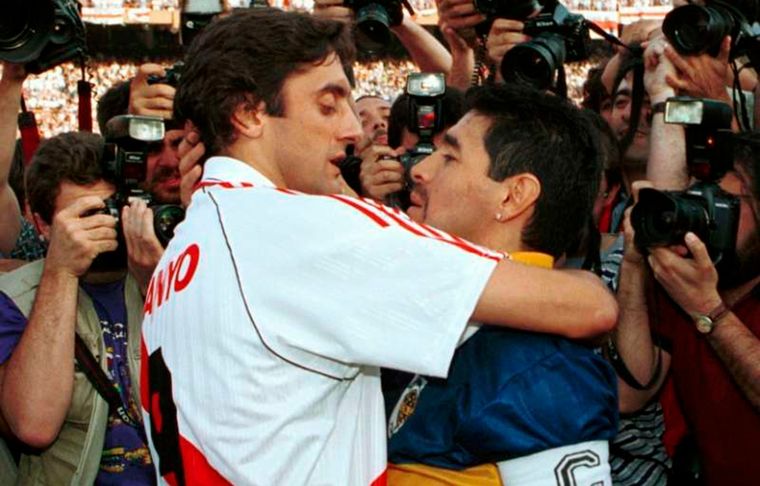 Francescoli y Maradona se saludan afectuosamente en medio de una maraña de fotógrafos, antes de un River-Boca en el Monumental Foto: archivo