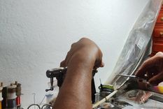 Mario Leiva prepara las moscas con las que va a pescar. Foto: Pablo Icardi