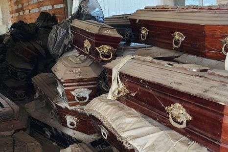 Cadáveres y ataúdes hallados en La Plata Foto: X @Belisario_M