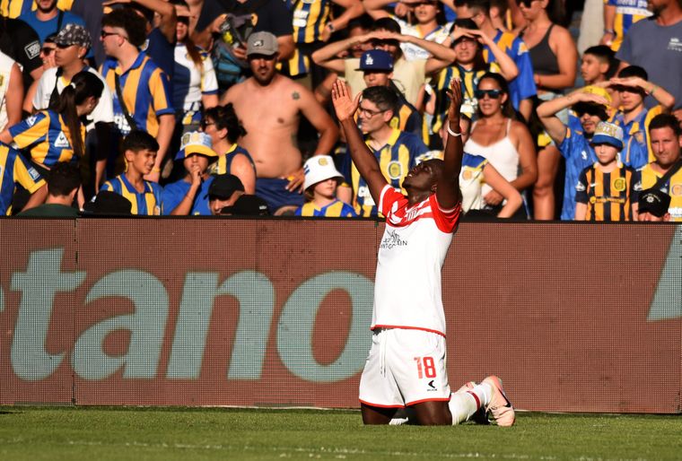 Golazo y festejo. Palacios condujo y abrió la cancha para la llegada del colombiano, quien definió de primera y la puso pegadita al palo izquierdo.