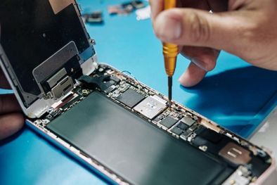 MDZol | Los fabricantes de dispositivos electrónicos ven con malos ojos que sus productos sean arreglados por expertos no autorizados. Foto: Getty Images