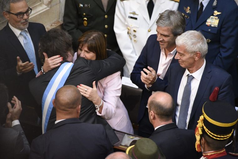 Funcionarios saludan a Javier Milei tras escuchar sus medidas. Foto: Juan Mateo Aberastain/MDZ