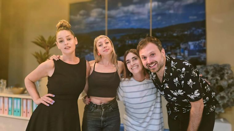 Romina Richi, Laura Cymer y Dan Breitmanok, bajo la dirección de la ganadora del ACE Corina Fiorillo, son este verano los protagonistas de Exit versión Villa Carlos Paz. Foto: Luis Tórtolo