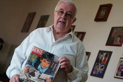 MDZol | Pedro Peralta sosteniendo la revista. Crédito: ADN Sur