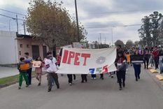 La comunidad educativa de Canals se movilizó el viernes pasado en solidaridad con la directora del Ipet 355. La comunidad educativa de Canals se movilizó el viernes pasado en solidaridad con la directora del Ipet 355.