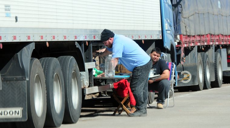 Las nevadas en Alta Montaña nuevamente afectan la circulación del transporte de carga. Foto: ALF PONCE MERCADO / MDZ
