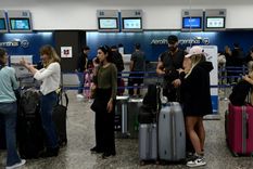 Aerolíneas Argentinas informó que 82 vuelos de cabotaje fueron cancelados y otros 96 reprogramados, con más de 15.000 pasajeros afectados. Aerolíneas Argentinas informó que 82 vuelos de cabotaje fueron cancelados y otros 96 reprogramados, con más de 15.000 pasajeros afectados.