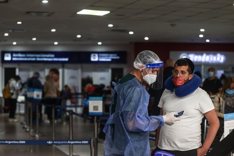 Viajeros llegan al Aeropuerto Internacional de Ezeiza, en la provincia de Buenos Aires (Argentina). Foto: EFE/ Juan Ignacio Roncoroni/Archivo