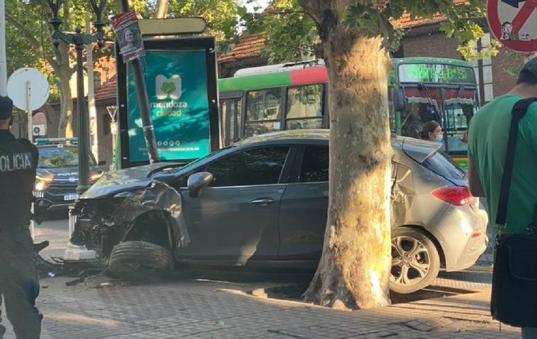 El playero usó el auto de un turista para circular en estado de ebriedad y terminó chocando contra un árbol