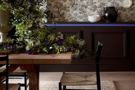 Los azules intensos es una tonalidad que está desplazando, junto al verde, al color rojo. En este caso porque combina con los marrones terrosos de moda y aportan un toque inesperado a los esquemas sofisticados y oscuros. Foto: Little Greene