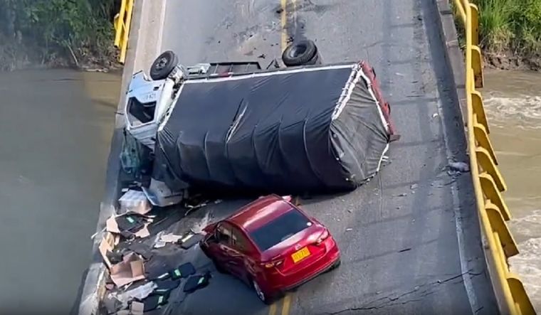 El puente está ubicado sobre el río La Vieja, entre los departamentos colombianos de Quindío y el Valle del Cauca Foto: Captura de pantalla