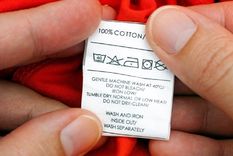 Leer la etiqueta de la ropa es fundamental para saber cómo limpiarla sin estropearla. Foto: Bekia Hogar