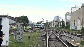 Así quedó la formación del tren Sarmiento cruzada sobre las vías de la estación Liniers.