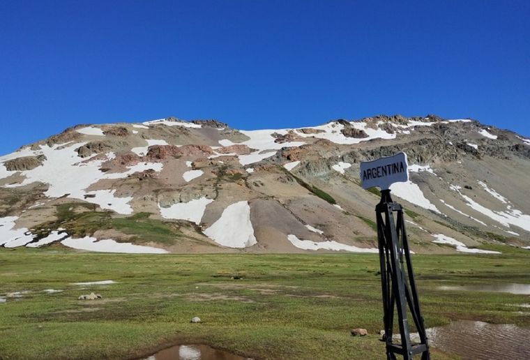 Desde el 15 de diciembre, el Paso Internacional Planchón-Vergara vuelve a habilitarse para vehículos altos y promete dinamizar el vínculo turístico y productivo con Chile. Desde el 15 de diciembre, el Paso Internacional Planchón-Vergara vuelve a habilitarse para vehículos altos y promete dinamizar el vínculo turístico y productivo con Chile.