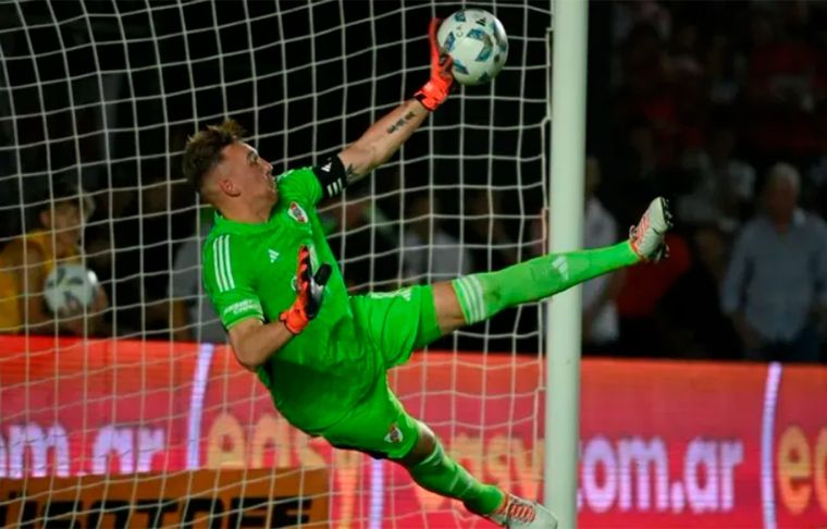 Tras adelantarse ostensiblemente, Franco Armani estira su brazo izquierda y logra atajarle el penal a Leonel Barrios Foto: Prensa River