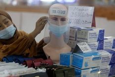 Los trabajadores más jóvenes, como vendedora de Yakarta, son vistos como la población clave para combatir el virus.