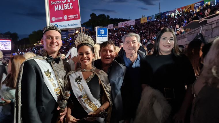 Reina y rey de la Vendimia para todos 2025 junto a Tito Bustos y Gabriel Canci. Reina y rey de la Vendimia para todos 2025 junto a Tito Bustos y Gabriel Canci.