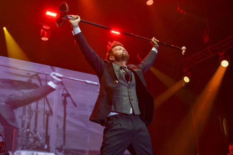 Axel cantó sus mayores éxitos ante una sala llena en el Arena Maipú Teatro. Axel cantó sus mayores éxitos ante una sala llena en el Arena Maipú Teatro.