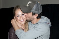Enrique Iglesias lleva una relación con Anna Kournikova de 21 años.