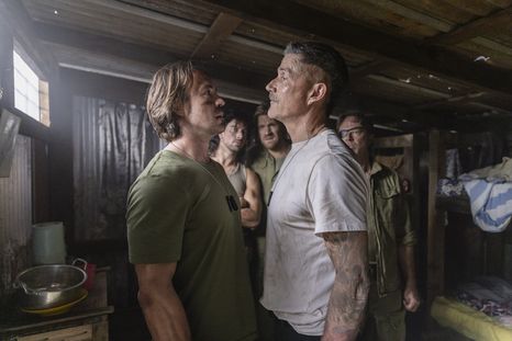 Rowdy Gaines (Ben OToole) y Lt. Pete Mitchell (Matthew Fox) con Albhanis (Younes), Phil (Alex England) y Dylan (Kick Gurry).