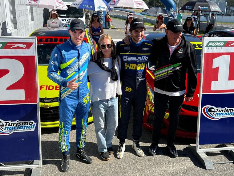 Manuel y Santiago festejan el resultado con sus padres. Foto: Carburando