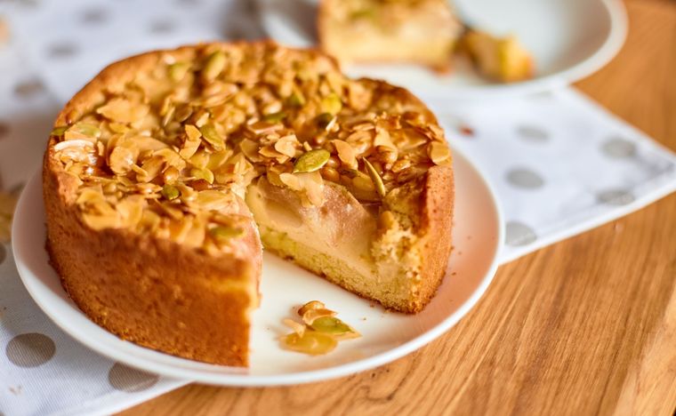 Tarta de pera y almendra Una receta dulce para disfrutar en tus meriendas. Foto: Shutterstock