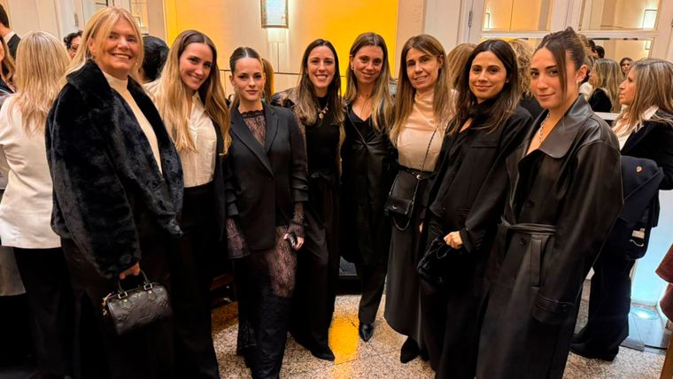 Ellas eligieron los tonos black & white para asistir al desfile.
