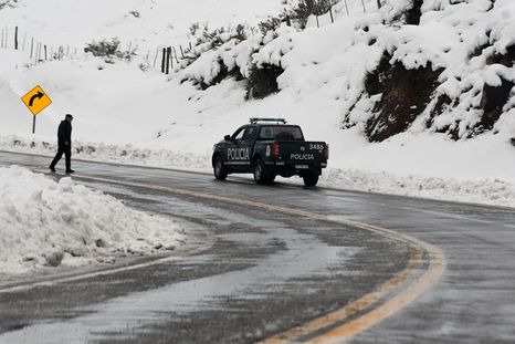 Tras las nevadas del fin de semana, el Cristo Redentor permanece cerrado y los equipos de Vialidad trabajan en el despeje y tratamiento del hielo.