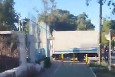 Un hombre quiso derribar el portón de ingreso del penal de San Felipe con un camión Foto: Captura de video