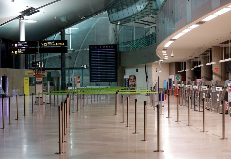 Los aeropuertos del mundo, vacíos en medio de la pandemia de coronavirus.