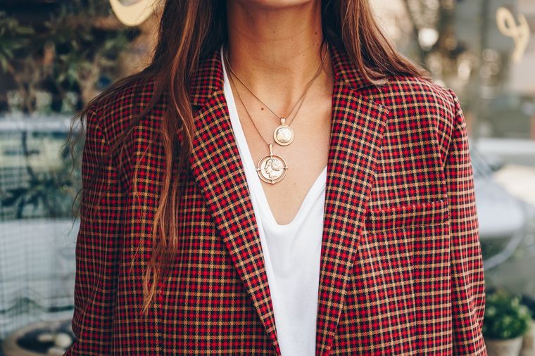 Cada corte de escote combina con un estilo específico de joyería, en esta nota te contamos cómo podés lucir cada estilo. Foto: Shutterstock