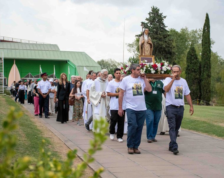 Se realizó una procesión comunitaria llevando en andas la imagen de Santa Mamá Antula Se realizó una procesión comunitaria llevando en andas la imagen de Santa Mamá Antula