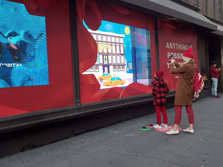 Vidriera navideña interactiva para Macy's. Anualmente Shop Cat desarrolla los video juegos, gráficos y animaciones, con parte de su equipo en Argentina, para que el público juegue desde la vereda. Vidriera navideña interactiva para Macy's. Anualmente Shop Cat desarrolla los video juegos, gráficos y animaciones, con parte de su equipo en Argentina, para que el público juegue desde la vereda.