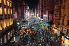 La avenida Corrientes sigue de fiesta hasta las 3 de la mañana.