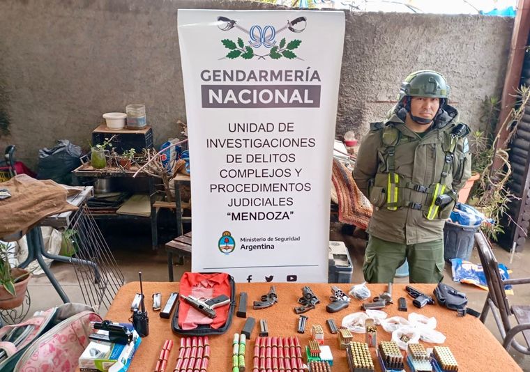 Gendarmería Nacional detuvo a dos mujeres y un hombre en Mendoza con armas, municiones y drogas Foto: Ministerio de Seguridad GCBA