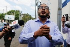 Felix Maradiaga habló con periodistas fuera de la fiscalía antes de su arresto. Foto: REUTERS