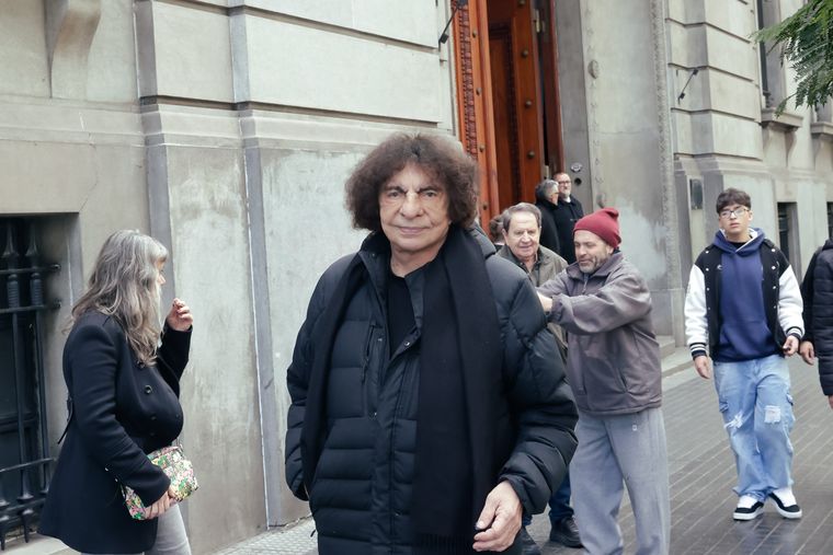 Alejandro Dolina fue otro de los famosos que llegó a la Legislatura Porteña para despedir a Mario Mactas. Foto: RS Fotos. Alejandro Dolina fue otro de los famosos que llegó a la Legislatura Porteña para despedir a Mario Mactas. Foto: RS Fotos.
