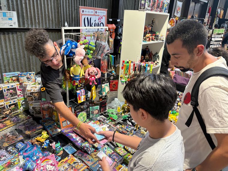 Los stands llenaron los espacios dentro de la nave con todo tipo de merch. Los stands llenaron los espacios dentro de la nave con todo tipo de merch.