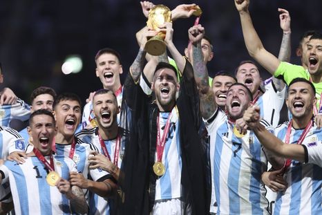 Scaloni cambió a 9 futbolista del equipo campeón en Qatar 2022. Scaloni cambió a 9 futbolista del equipo campeón en Qatar 2022.