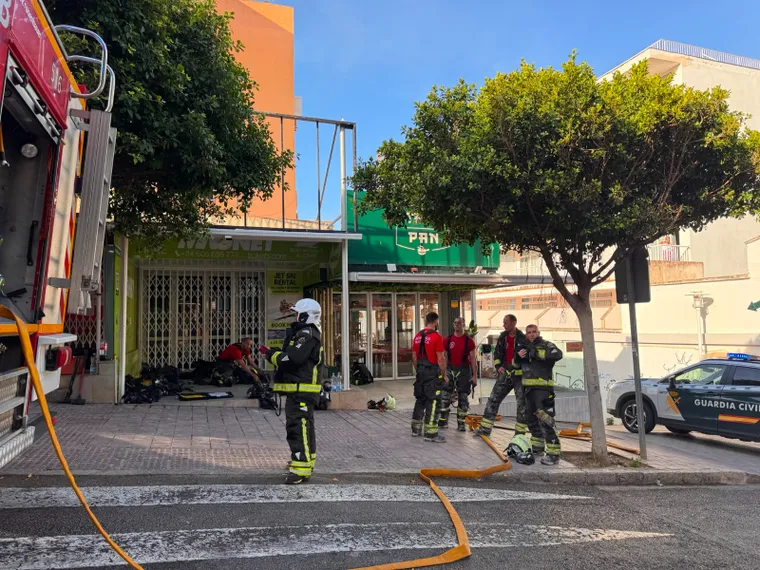 Los bomberos llevaron a cabo un operativo para rescatar a los residentes del edificio siniestrado.