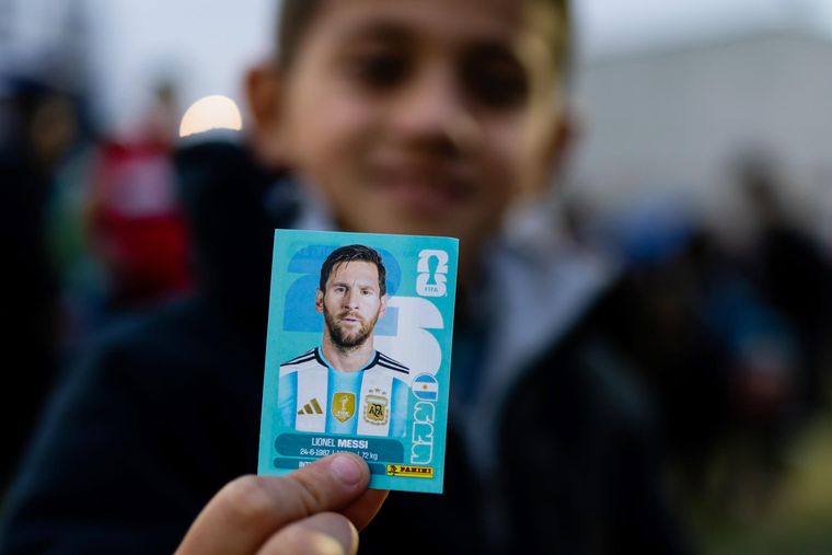 Un niño de Chile sostiene la figurita de Messi. Foto Efe Un niño de Chile sostiene la figurita de Messi. Foto Efe