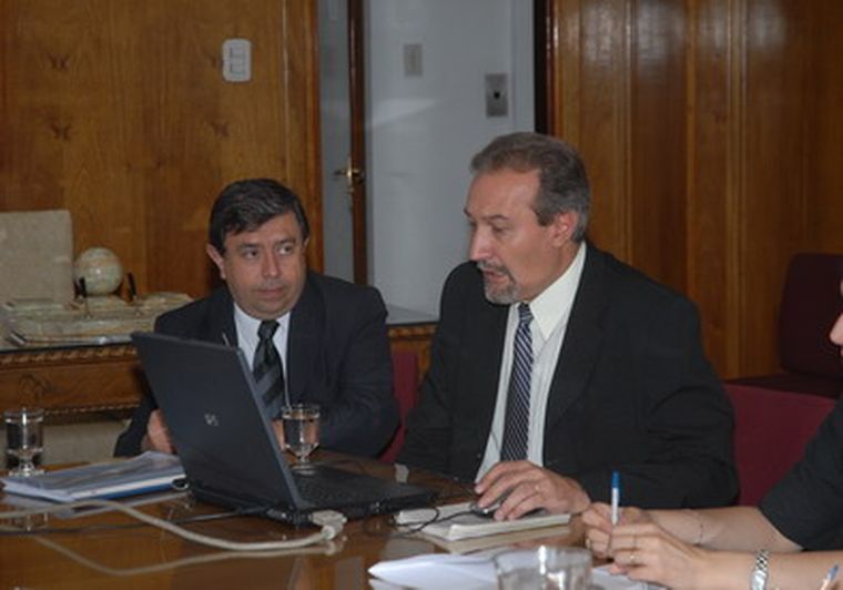 Los ministros Cerroni y Mercau, preocupados por la crisis. Foto: Prensa Casa de Gobierno