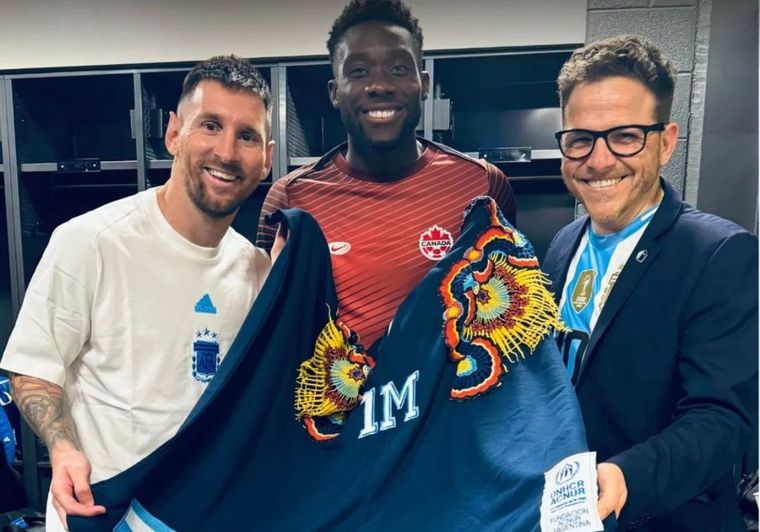 Lionel Messi y Alphonso Davies posando con una peculiar prenda tras su enfrentamiento en la Copa América. Foto: Instagram @acnurargentina